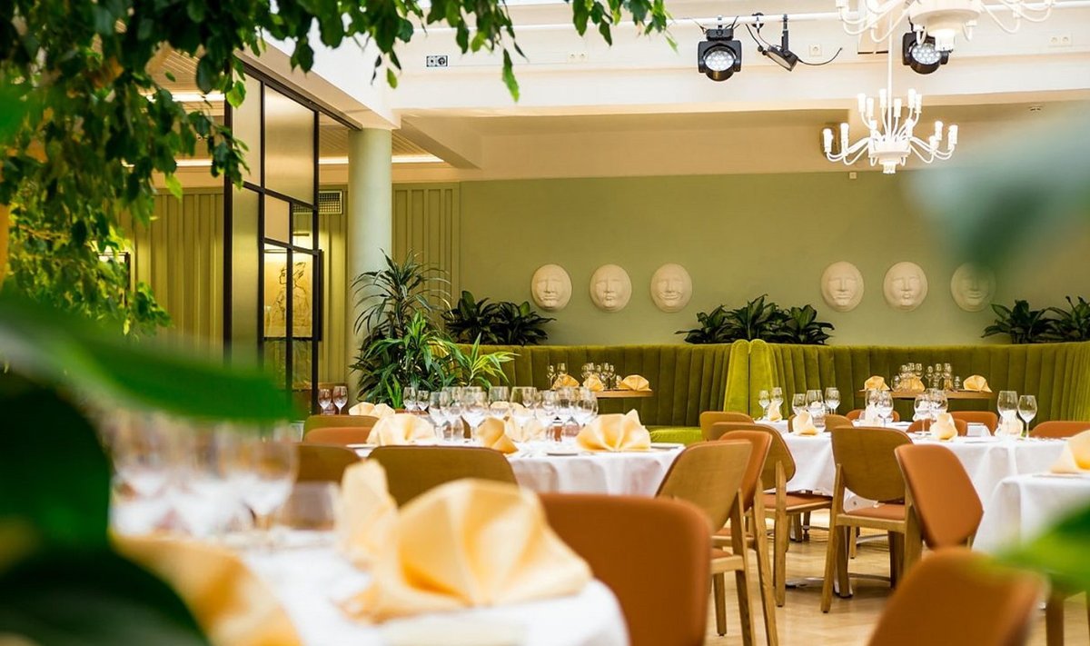 ROHELINE SAAL: Estonia restorani interjöör on looduslähedastes toonides ja ka toataimi on rohkesti.