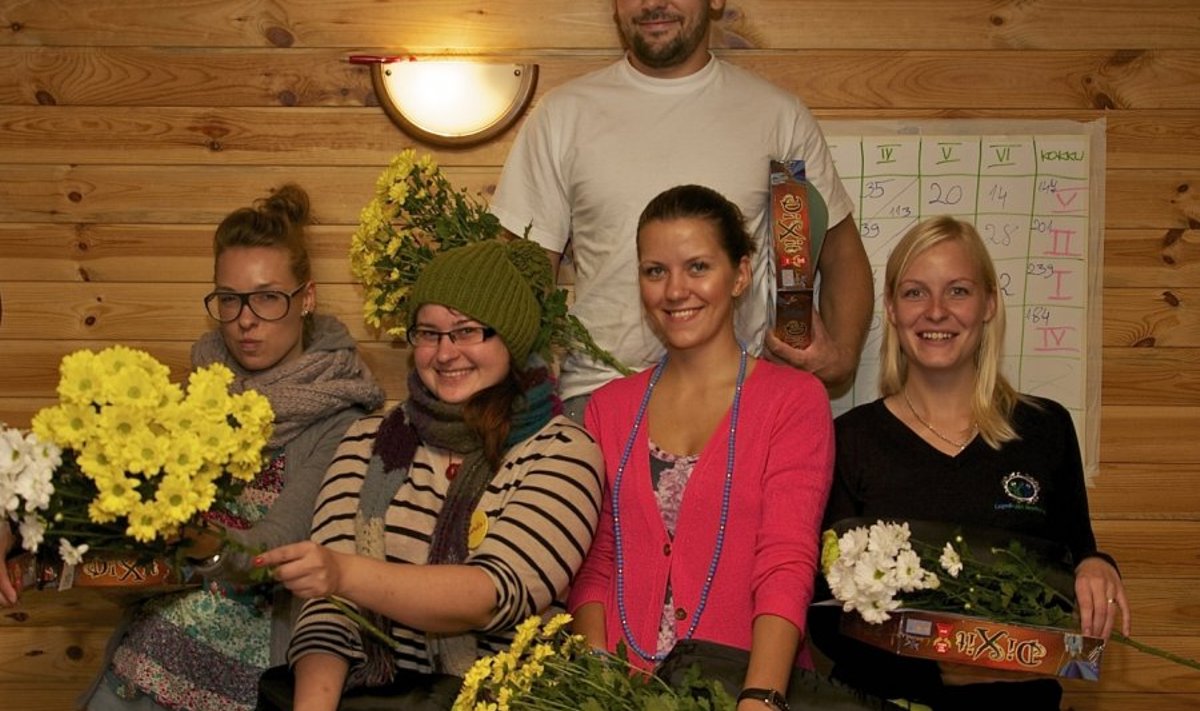 Õnnelikud võistlejad vasakult: Ita Puusepp (Saku), Anna-Christi-Karita Aruksaar (Saue), Kädi Kuhlap (Lagedi), Siret Soodla (Jüri). Üleval Aare Lepiksaar (Keila). Foto: Silver Arrak