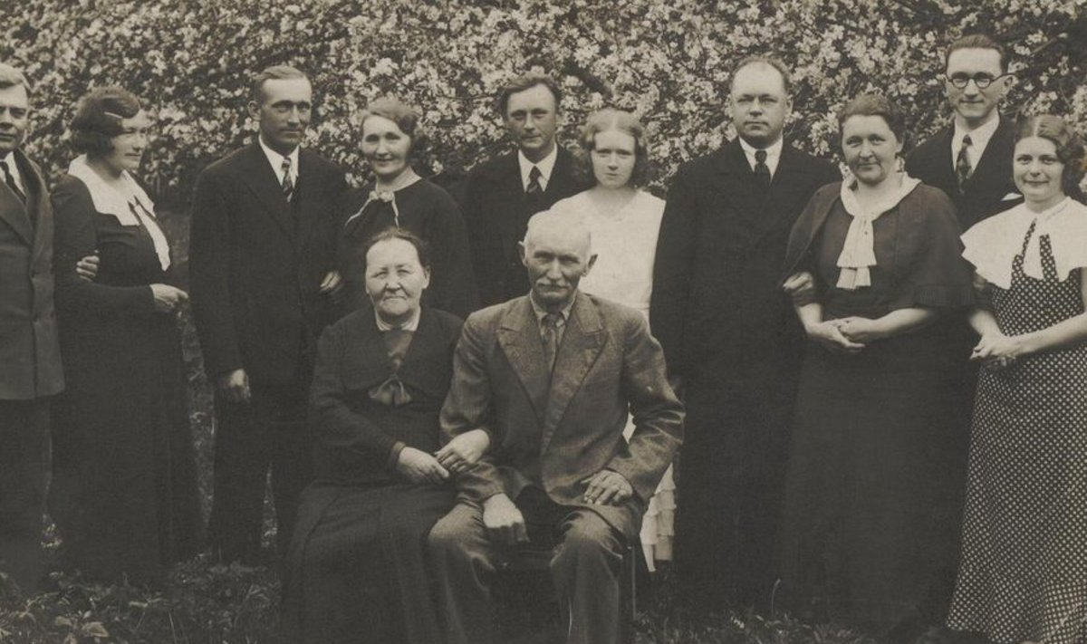 Papa ja mamma koos oma laste ja nende abikaasadega Anni talu aias, 1930ndatel aastatel.