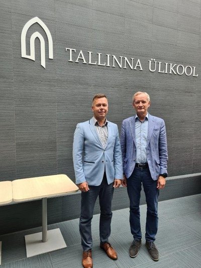 Eesti Olümpiakomitee liikumisharrastuse juht Peeter Lusmägi koos Spordinädala patrooni rektor Tiit Landiga