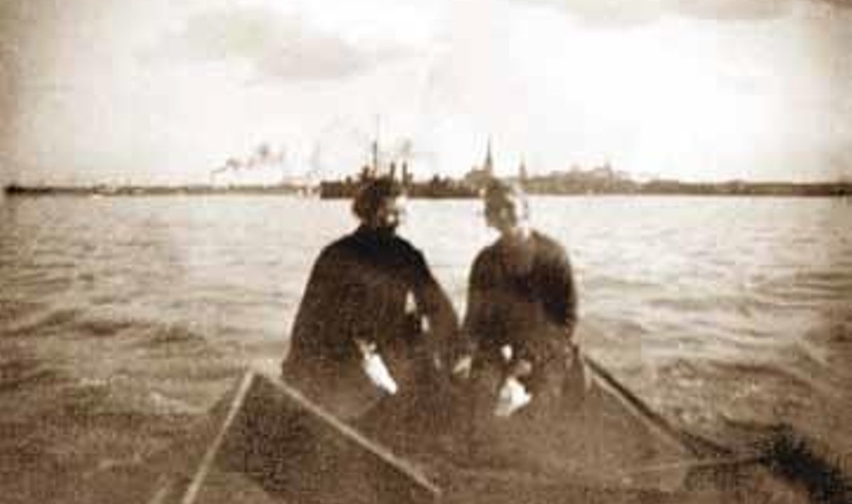 Viktoria ja Selma Aksberg sõidavad tühjade kalakastidega linnast Viimsisse Suurevälja sadamasse. Tähelepanelik vaataja näeb tagaplaanil ajastu märki – Tallinna lahes seisvat sõjalaeva