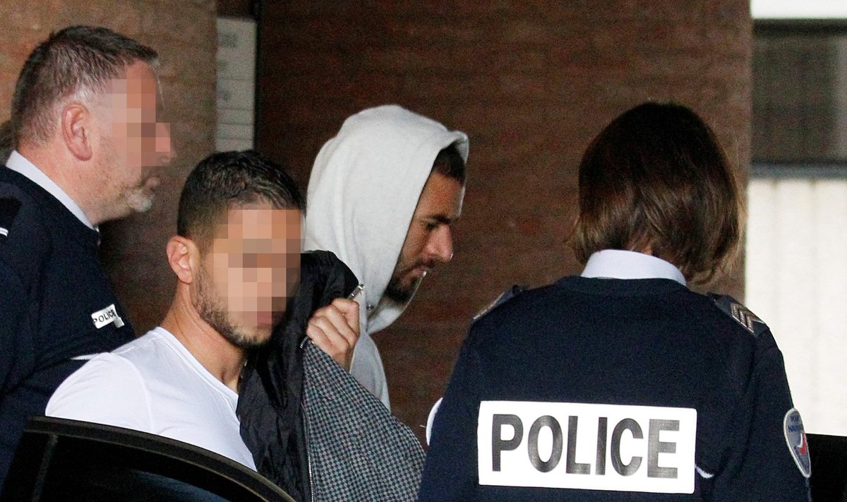 Karim Benzema (kapuutsiga) vahistati 2015. aastal, kui teda kahtlustati väljapressimises osalemises.