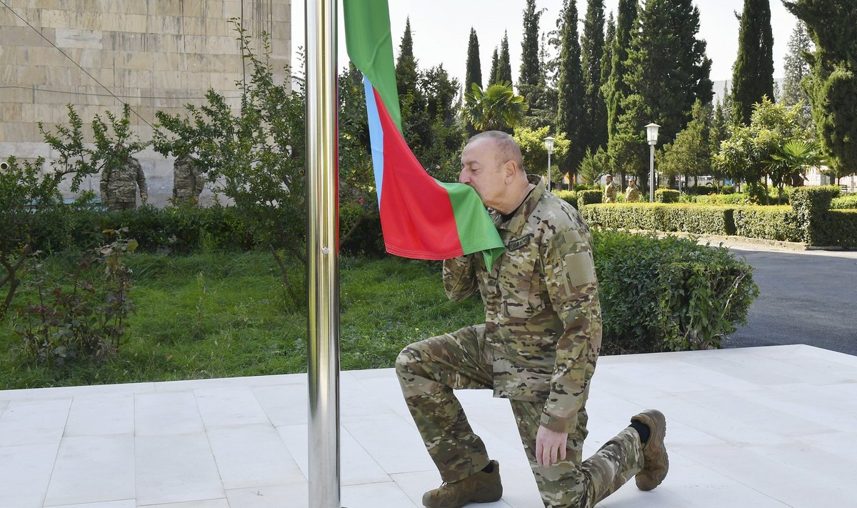 Алиев поднял флаг Азербайджана в Ханкенди (бывшем Степанакерте)