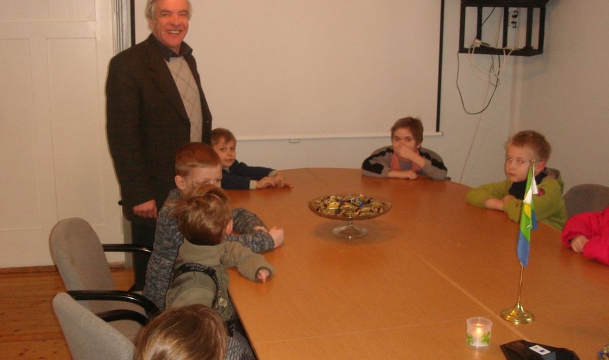 Lapsed Pala vallamajas vallavanem Jozsef Weinrauchiga kohtumas