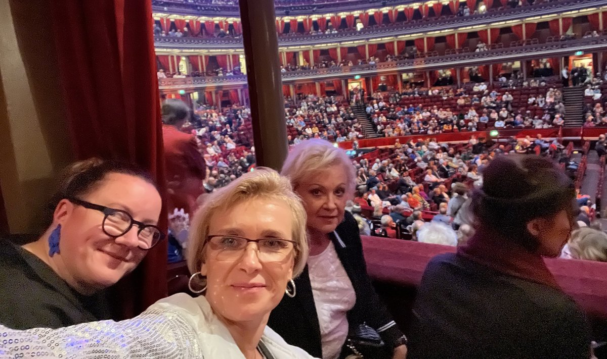 ROYAL ALBERT HALLIS Berit Schmidt, Liis Vilde ja Anne Veski.