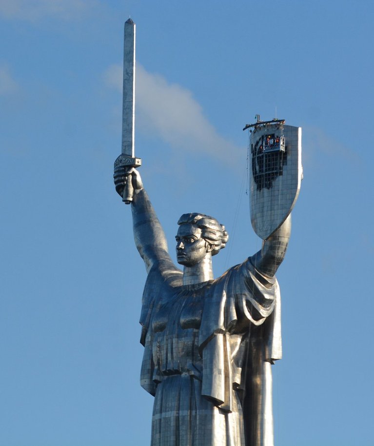 Kiievis eemaldati Kodumaa monumendilt Nõukogude vapp. Foto on tehtud 3. augustil 2023