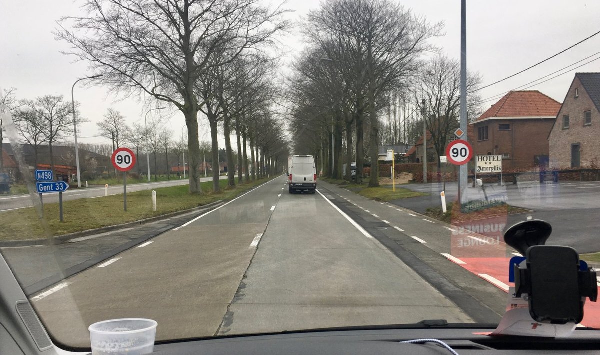 Belgias on kohati arusaamatud kiirusepiirangud. Liikluskultuur tagab aga selle, et linnas sees ei sõideta ikkagi 90 km/h, kuigi märk lubab