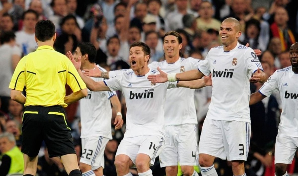Madridi Reali mängumehed kohtunikuga vaidlemas
