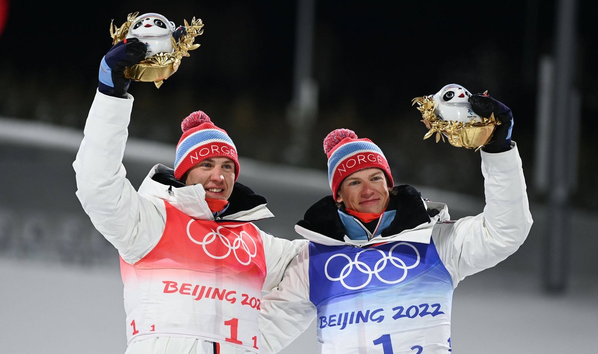 Erik Valnes (vasakul) ja Johannes Kläbo Pekingi paarissprindi olümpiavõitjatena 