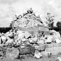Eestlaste monumente hävitasid okupandid kivipurustajaga ja raamatuid kirvega