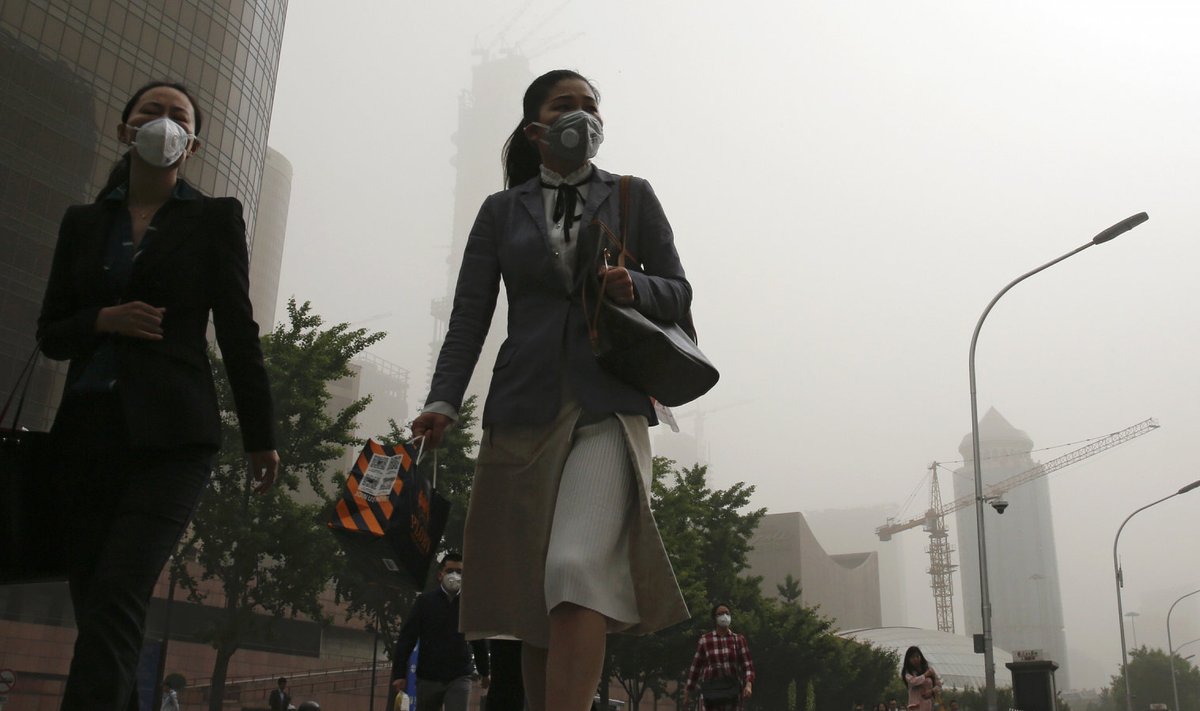 Hiina linnades kannavad inimesed tänaval liikudes maske, mis mõeldud mahendama saastatud õhu probleemi. (Foto: AP)