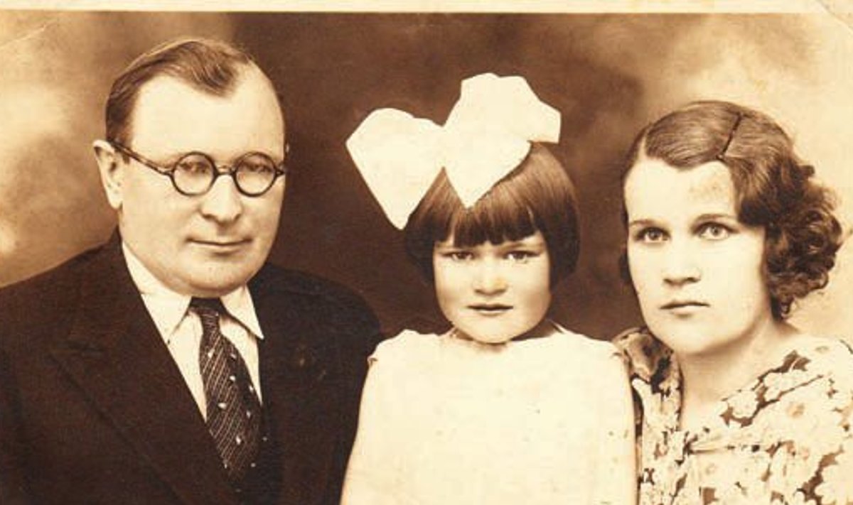 Perekond Uustalu 14. juunil 1934. Isa Ernst-Leonhard (Jaak), Ruth, ema Anna- Maria (Anne).