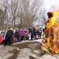 ФОТО: В Кохтла-Ярве сожгли чучело Масленицы