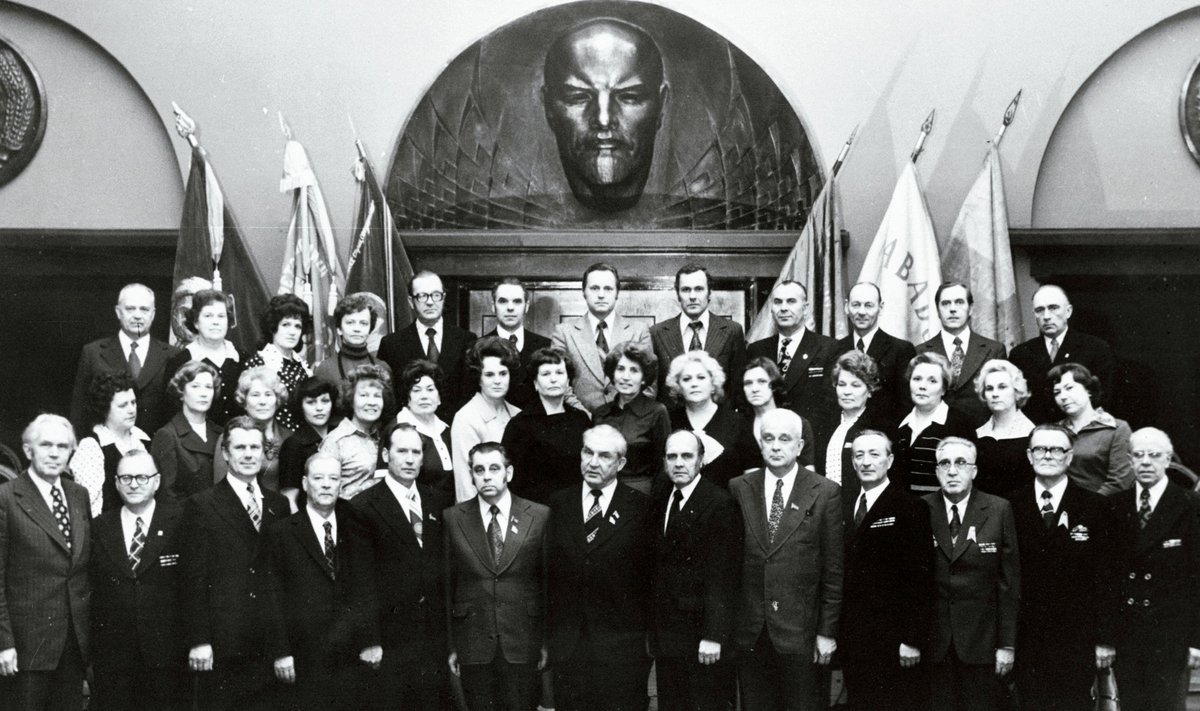 GRUPIPORTREE VALITSUSE JUHTIDEGA: Eesti NSV ministrite nõukogu juhid ja töötajad aastal 1977. Vanemreferent Vera Rajevskaja seisab vasakul teises reas kolmandal kohal.