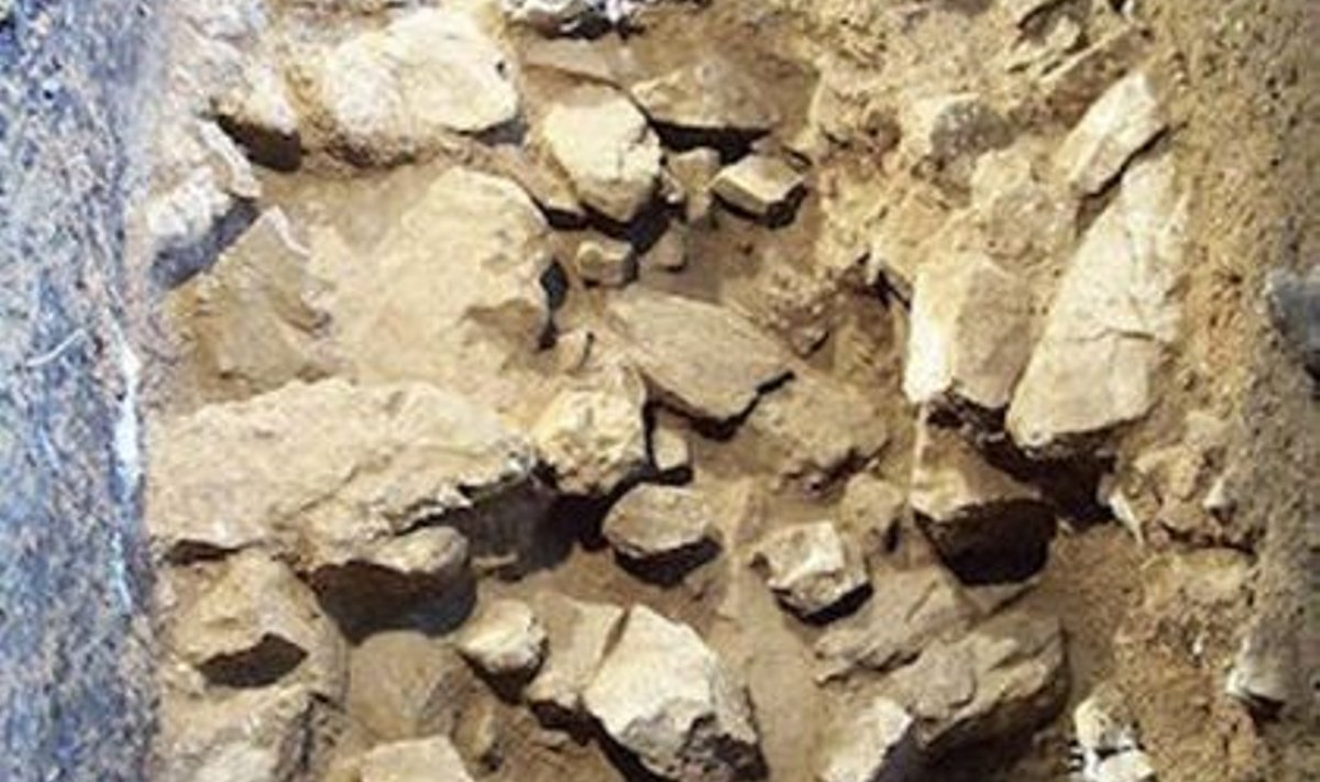 23 000 aastat tagasi ehitatud  kivimüüri jäänused Kreekas. Foto: Kreeka kultuuriministeerium