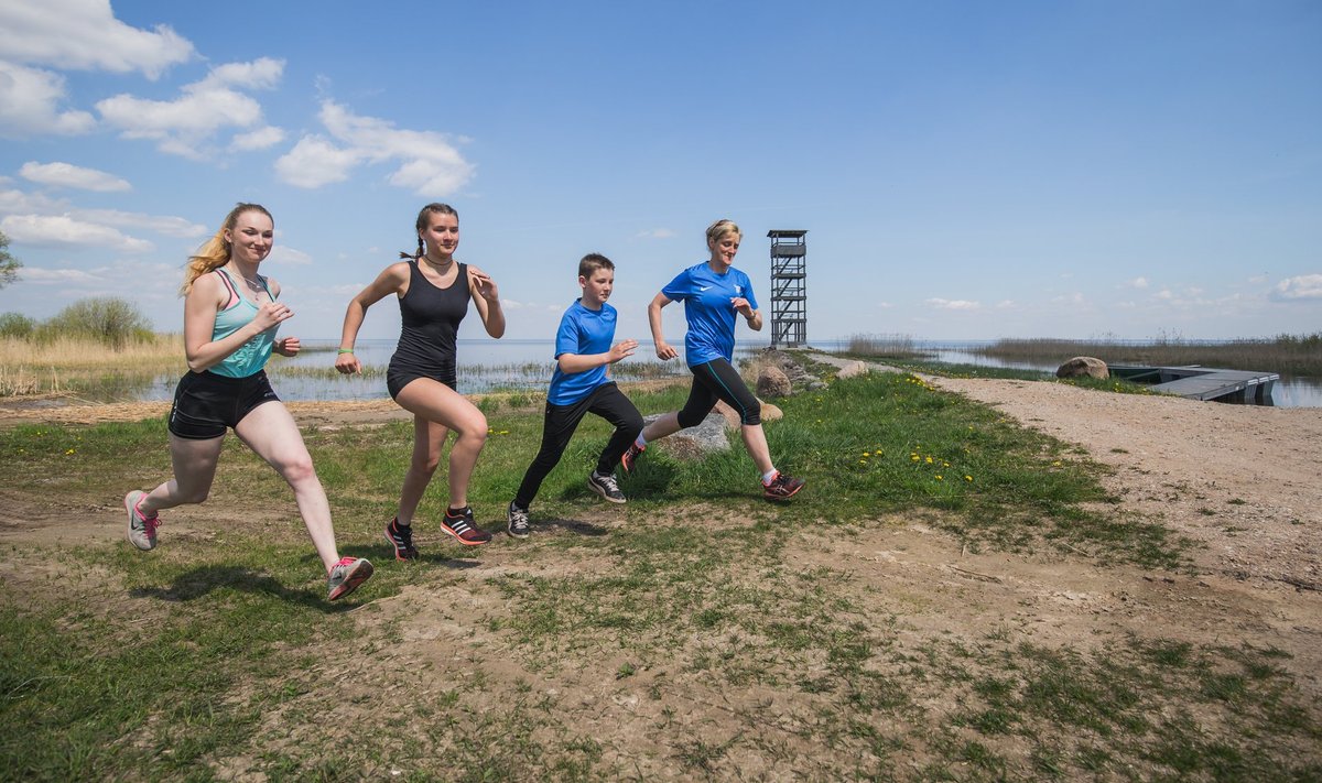 Tarvastu gümnaasiumi sportlikud noored Mari Maisla (vasakult), Meeri-Helena Kalamees ja Karl Ilves jooksmas Võrtsjärve ääres koos võimlemisõpetaja Marge Almrega.