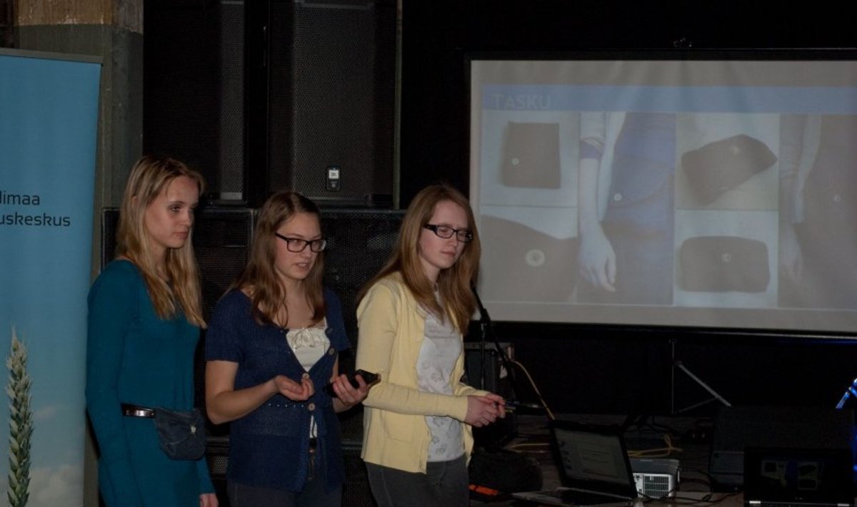 „Tasku" tegijad (vasakult) Erika Narits, Geitrud Fia Kristjohann ja Diana Taal oma projekti esitlemas.