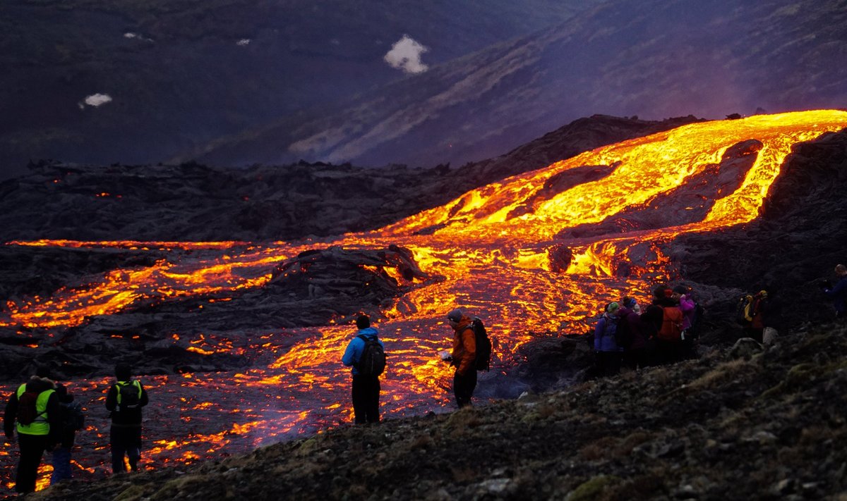 20. märts 2021: pealtvaatajad jälgivad, kuidas Reykjavíkist vaid umbes 30 km kaugusel asuval Fagradalsfjalli mäel toimunud väikesest vulkaanipurskest voolab aktiivne laavajõgi.