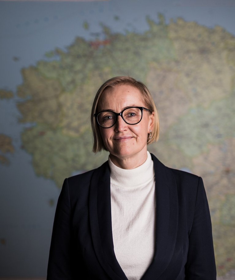 Minister Kristina Kallas oma Tartu kabinetis Eesti kaardiga. Ta räägib innustunult pikemast plaanist, lootusest õpetajatele head palka maksta nii kolme kui ka 15 aasta pärast. Paljud aga tahavad korralikku palka juba praegu, mitte kunagi tulevikus.