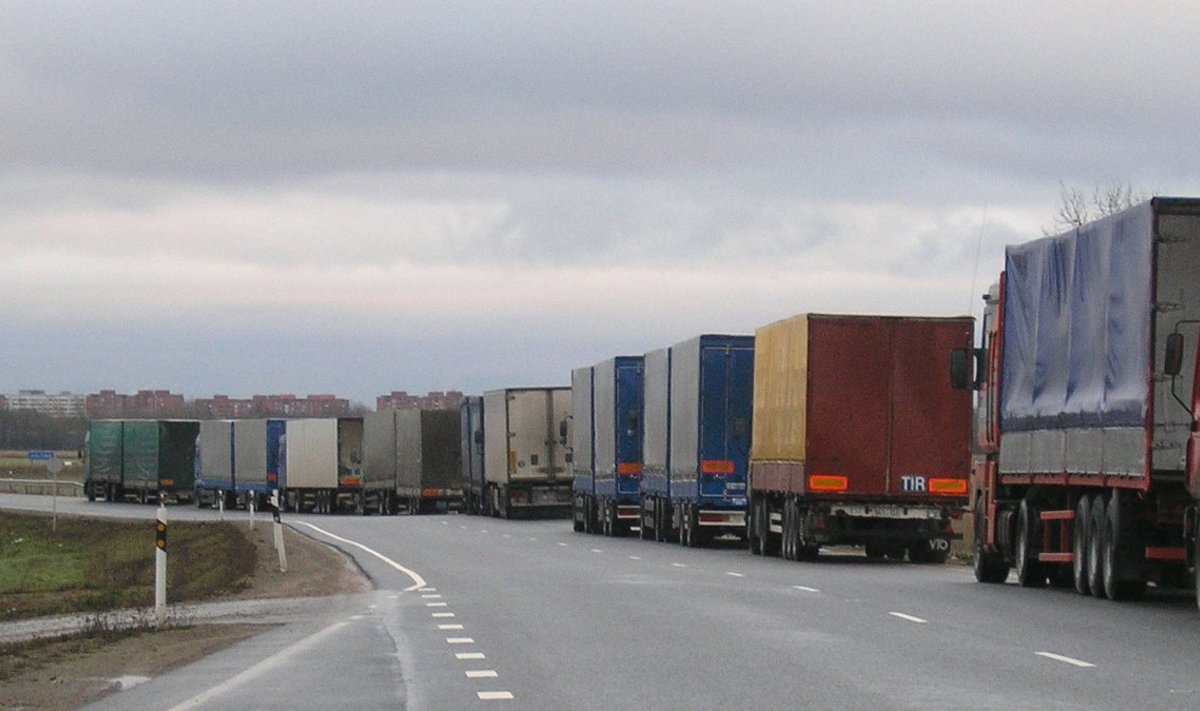 Veoautode järjekord Narva piiri lähedal.
