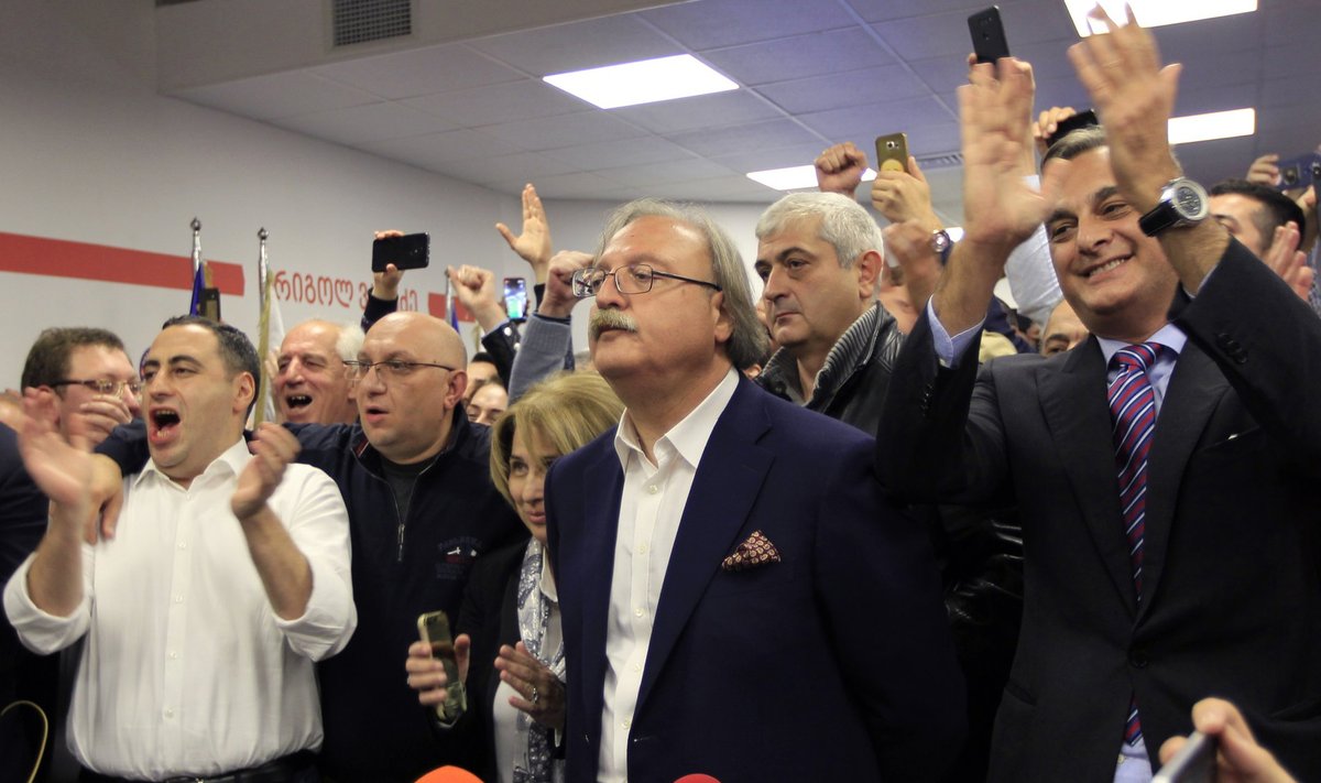 Gruusia opositsioonipartei presidendikandidaat Grigol Vašadze möödunud pühapäeval esialgsete valimistulemuste selgudes toetajate keskel