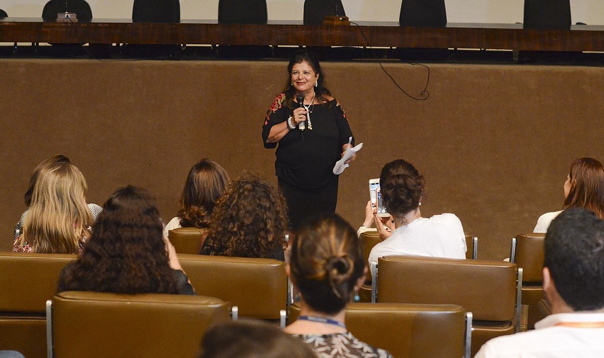 Luiza Trajano naisettevõtjatele naisettevõtja elust kõnelemas (Foto: Wikimedia Commons / Ana Volpe, Agência Senado)