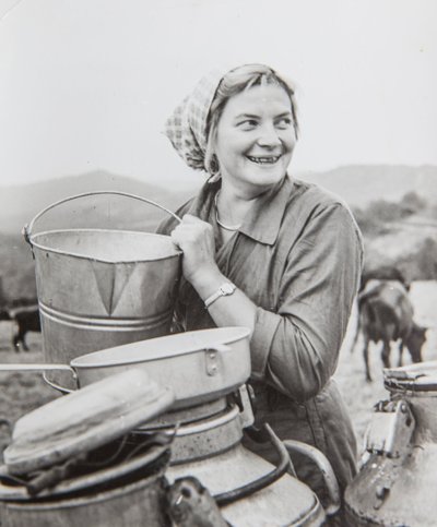 1960-ndate algus. Ema Margarita Zmijevskaja (snd Timmermann) poseerib ajaleheartikli jaoks, mis räägib piima lüpsmisest. Tegelikult aga pole ämbris piim, vaid vadak, juustu vesine kõrvalsaadus.