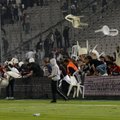 VIDEO: Lendavad toolid ja tohutu möll: Türgi jalgpalliklubide vastasseis katkestati rahutuste tõttu