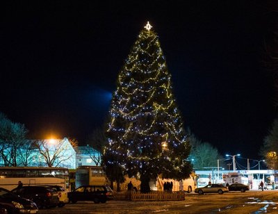 Narva linna Peetri väljaku jõulukuust oma ehteis