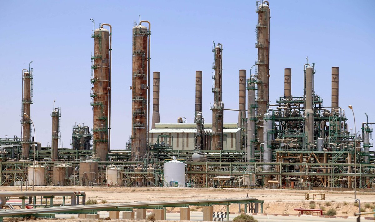Ras Lanufi rafineerimistehas. Nafta hinna langust on mõjutanud see, et Liibüa suudab taas toota suuremas mahus naftat.
