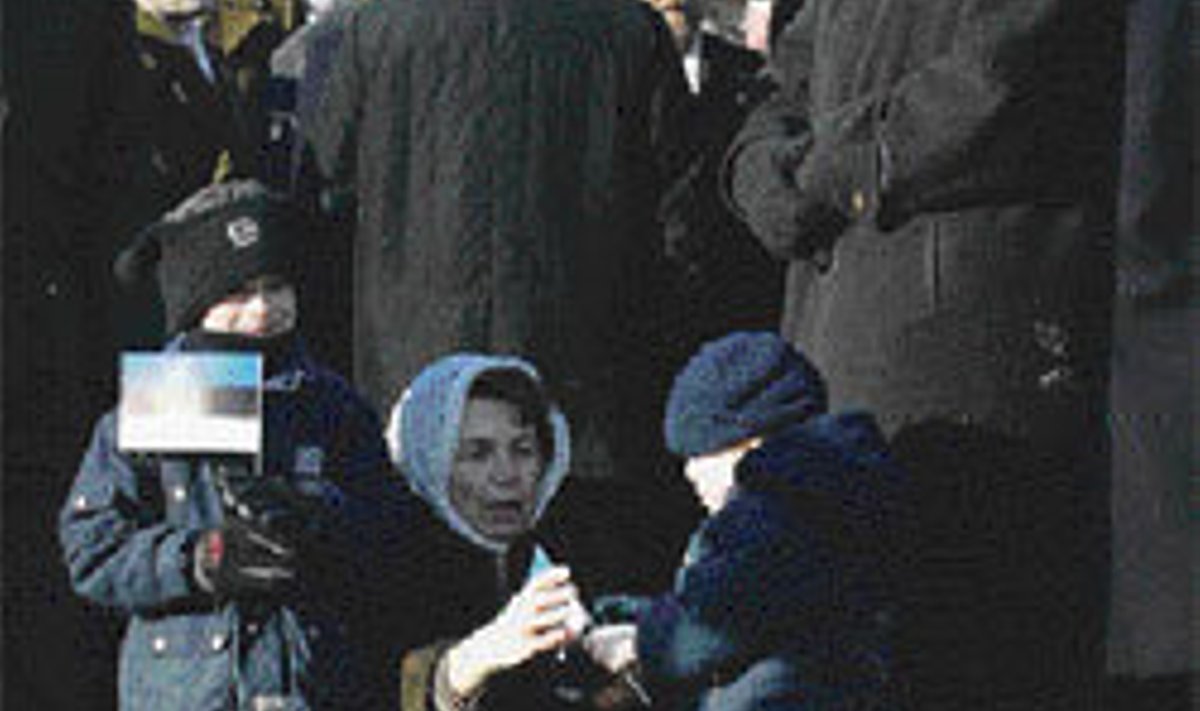 Indrek Tarand vabariigi aastapäeva paraadil 24. veebruaril 2005. Ema ja lastega.