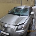 FOTOD: Tallinnas kukkus jää mitmele pargitud autole, mõni sõiduk kuulub nüüd ilmselt mahakandmisele