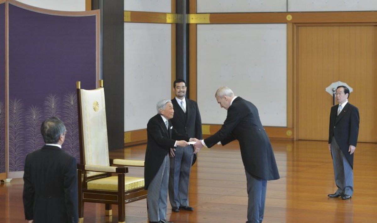 Eesti suursaadik Väino Reinart ja Jaapani keiser Akihito.