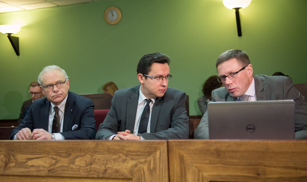 Advokaadid Asko Pohla (paremal), Martin Männik ja Estonian Air juht Jan Palmer pankrotiavalduse läbivaatamisel kohtus