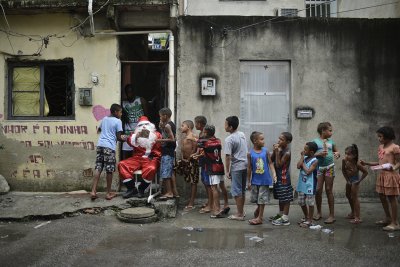Jõuluvana Rio kõige kriminogeensemas linnajaos.