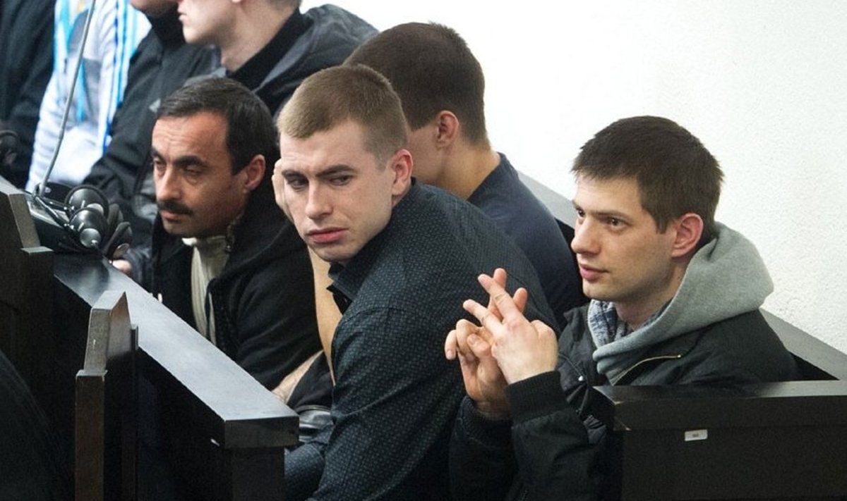 Järgmised aastad vanglamüüride taga veetev Aleksandr Melnitšuk näitas eile kohtusaalis trellide märki, pikk aeg tuleb türmis istuda ka tema kambajõmmidel.