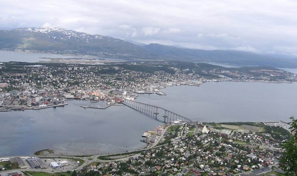 Tromsø 1,76 km pikkune sild laseb suured laevad alt läbi.