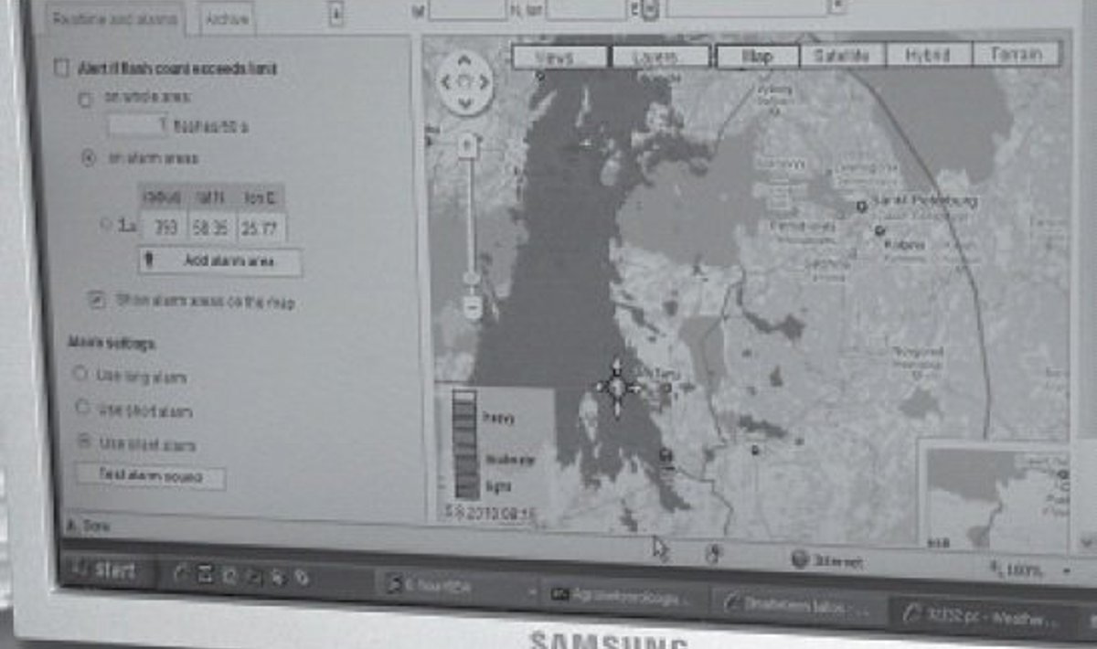 Ilmavaatlusjaama arvuti Inna Kallasmaa töölaual näitab, et neljapäeval, 5.augustil liikus (võhiku silmale) midagi tumedat üle Eesti.