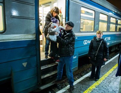 Reisist väsinud saabujad Tallinna rongijaamas.