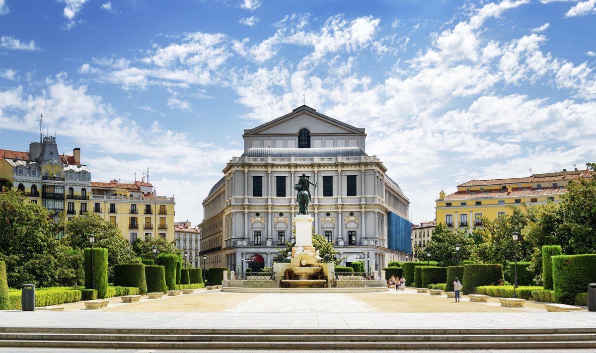 Vaade Plaza de Oriente pargist kuninglikule ooperiteatrile.