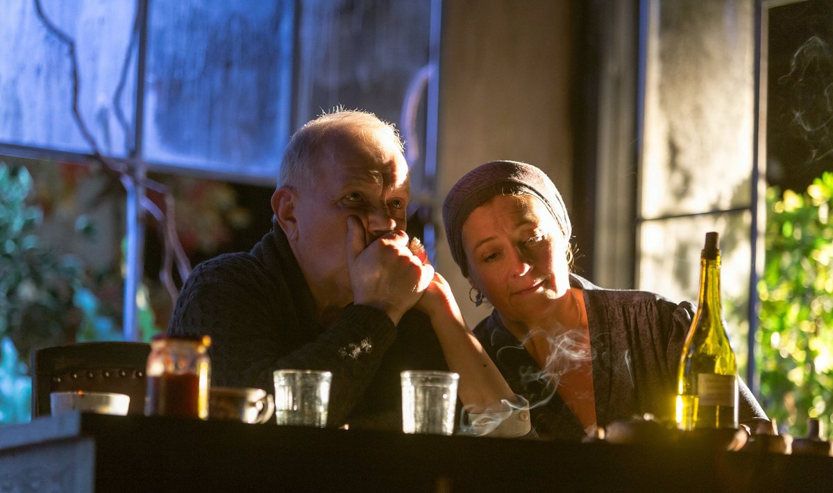 André (Andrus Vaarik) ja Madeleine (Anne Reemann) kehastavad lavastuses „Mineku eel” suurema osa elust koos veetnud paari.