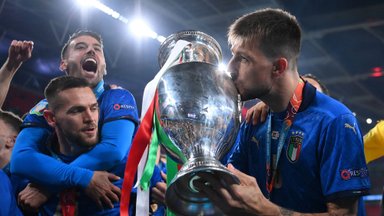 Vastasmängijat rassistlikult solvanud Itaalia jalgpallur heideti koondisest välja