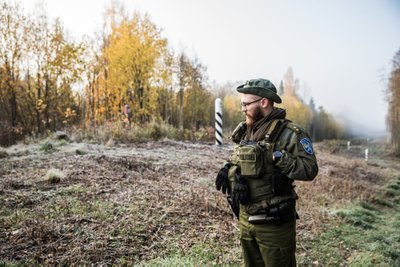 Oleme tunnijagu patrullinud, kui Venemaa poolt kostub puu koksimist. Keegi naelutab naelu puusse? Rähni toksimise kohta on see liiga aeglane. See kord jääbki see müsteeriumiks.