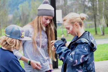 Sofia Tchernetsky ja Kelly Sildaru - pildil annab Sofia Kellyle sõpruse käepaela