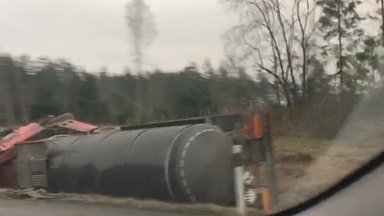 VIDEO | Tallinna-Narva maanteel sõitis teelt välja ohtliku veosega veoauto, juhti võis tabada terviserike