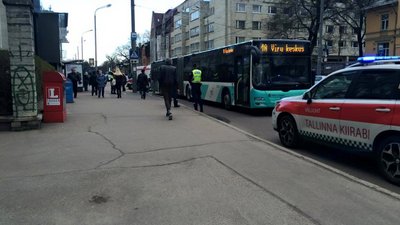 Tallinna ülikooli juures ja jalakäija bussi alla