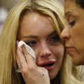 VABADUSES: Lindsay Lohan sõitis haiglast limusiiniga koju