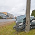 FOTOD | Viljandis paiskus auto liiklusõnnetuse tagajärjel vastu tänavaposti