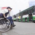 Водитель таллиннского автобуса проигнорировал стоящего на остановке инвалида в коляске