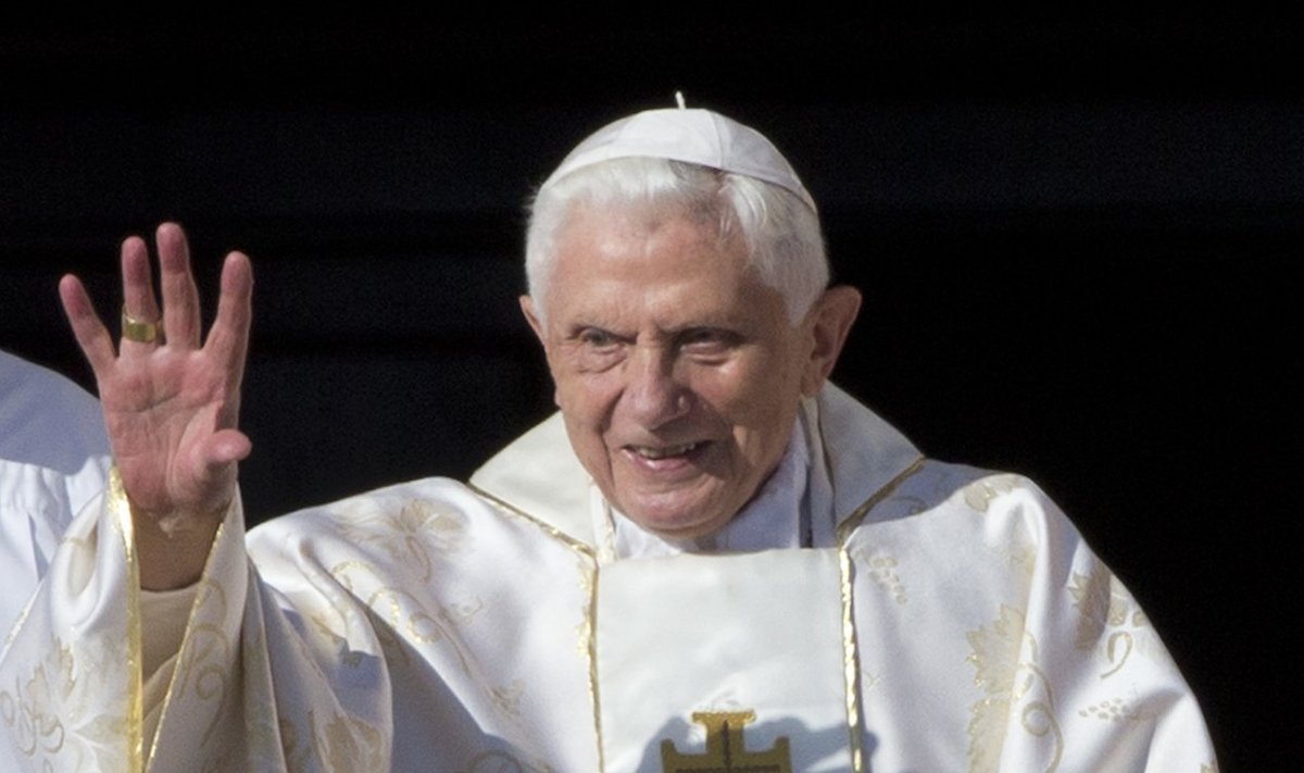Eelmine paavst Benedictus XVI võib ajakirjanik Fréderic Marteli hinnangul olla „allasurutud homofiil”, kes tunneb samasooliste vastu selget seksuaalset tõmmet.